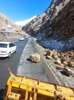 ریزش سنگ در این جاده شمالی